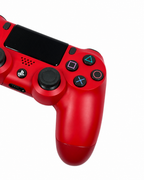 Controller Sony DualShock 4 V2 rosso vista angolata su sfondo bianco