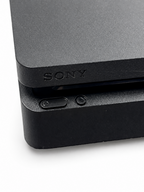 Dettaglio angolo e griglia PlayStation 4 Slim