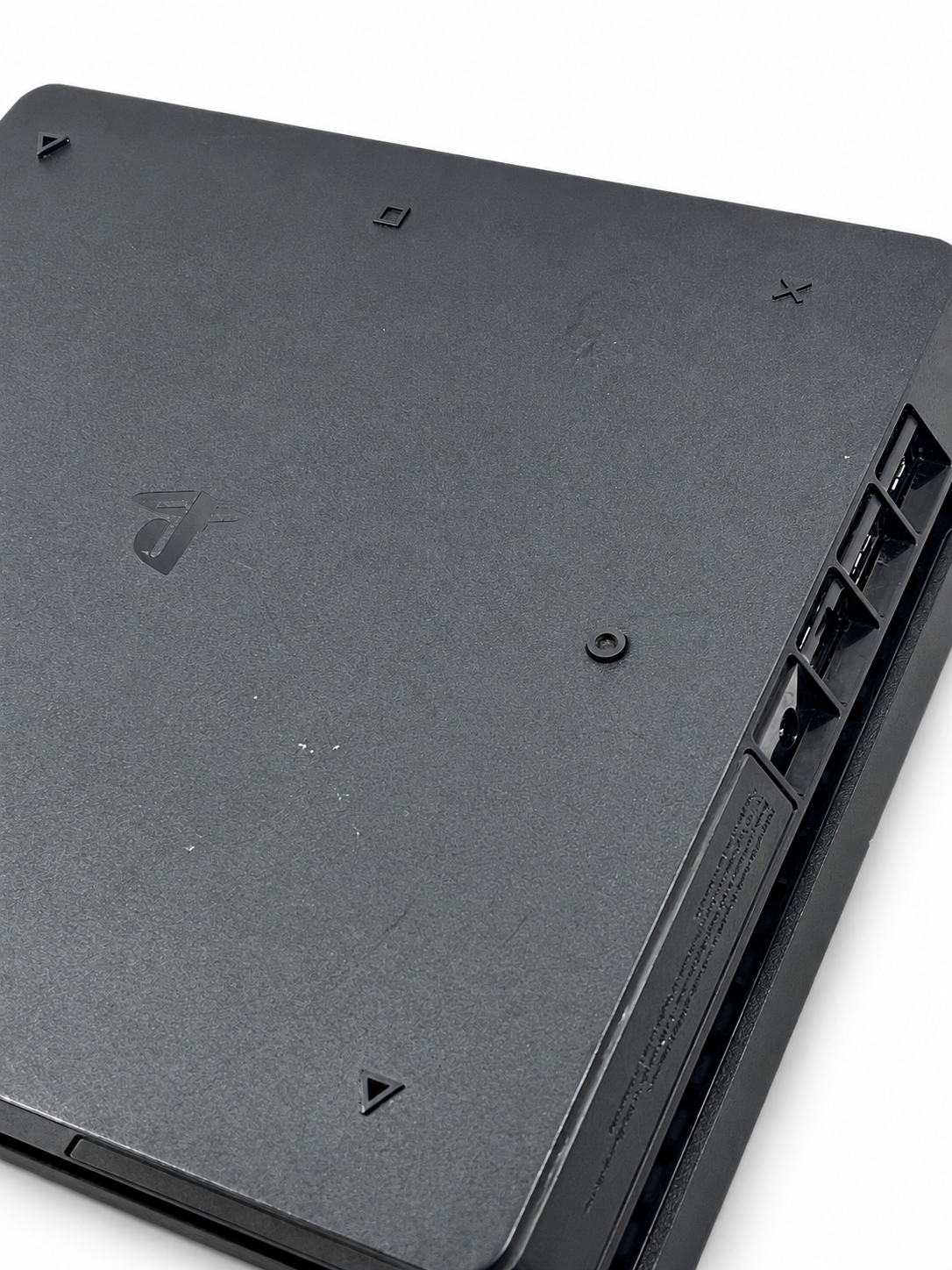 Dettaglio pulsante accensione Sony PlayStation 4 Slim