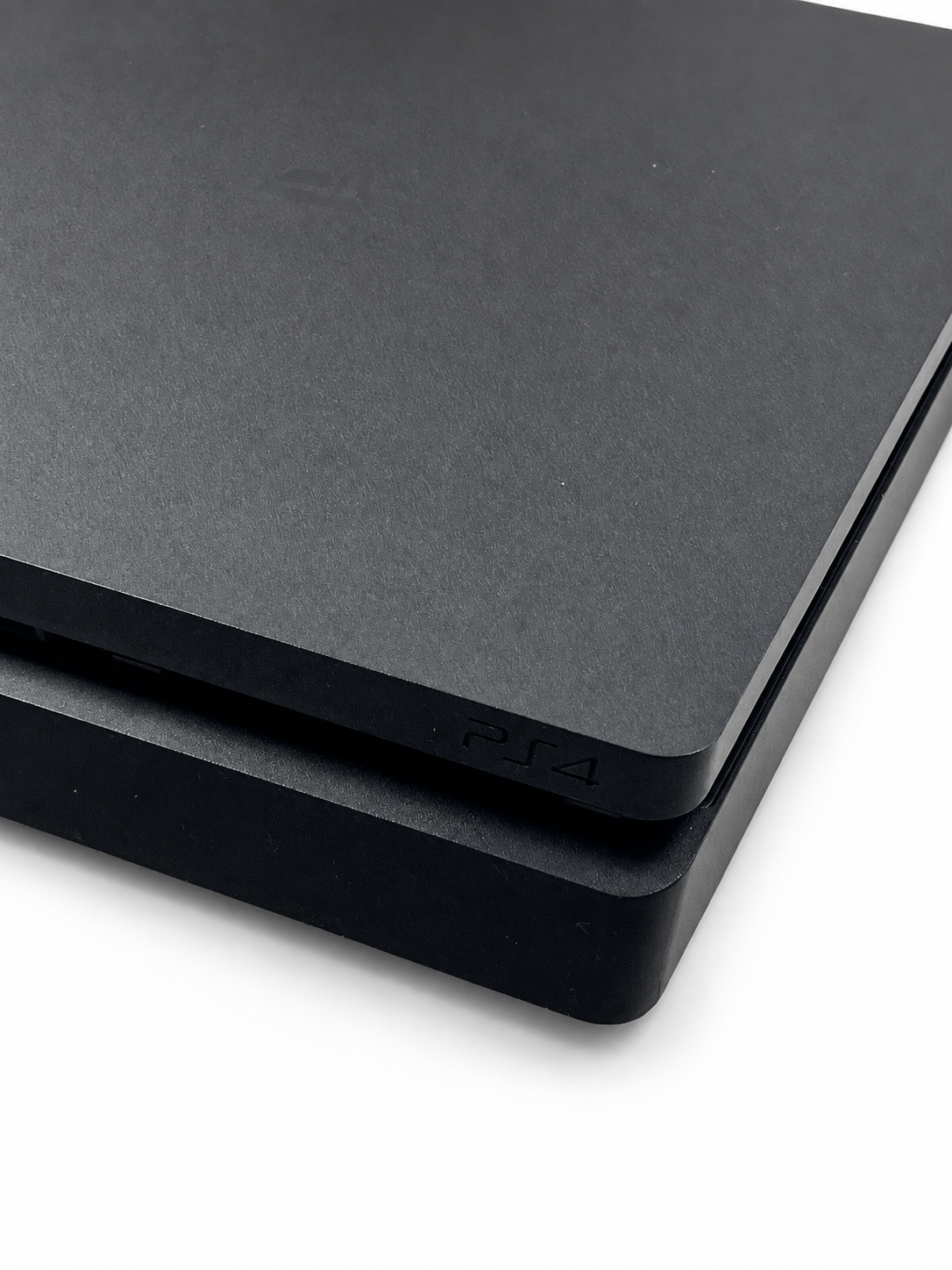 Dettaglio logo PS4 e scocca PlayStation 4 Slim