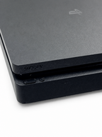 Dettaglio logo Sony e pulsanti PlayStation 4 Slim