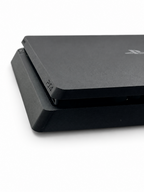 Vista laterale Sony PlayStation 4 Slim nera
